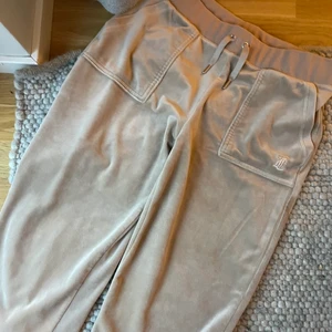 Juciy couture byxor  - Jätte fina juciy couture byxor i storlek M. Aldrig använda köpte lite impulsivt och det var ändå storleken kvar men som var förstora. Kvitto, etikett och nk påse finns kvar❤️