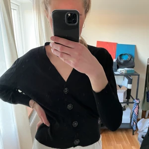 Svart kofta Zara - En jättegullig svart kofta från Zara, strl M, använd fåtal gånger. Köparen står för frakten 🌸🌸