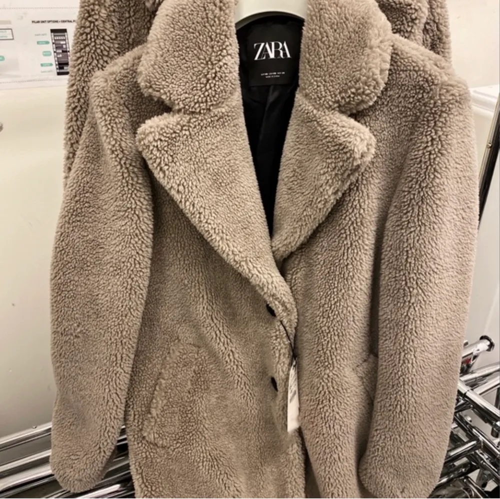 Zara teddy coat slutar vid under rumpan, varm och använd 1-2 gånger. Köp för 1300kr.. Jackor.