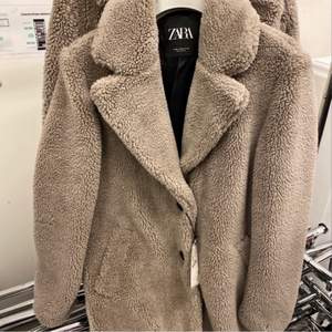 Zara teddy coat slutar vid under rumpan, varm och använd 1-2 gånger. Köp för 1300kr.