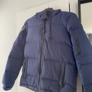 Vinterjacka - Vinterjacka från dbrand, fungerar även som skidjacka, säljer då jag växt ur den