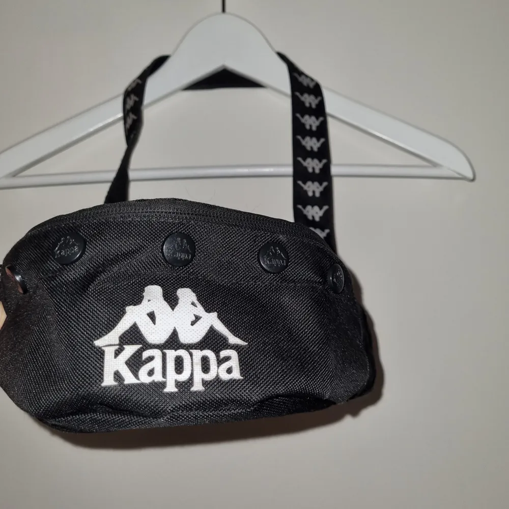 Kappa waist bag size S, black and white. Used but no damage. Väskor.