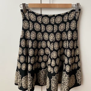 Snygg kjol från Japan - Fin kjol i guld och svart köpt i Japan. Kan vara en remake. Okänt märke och material. Storlek uppskattas till S-M (töjbart material).