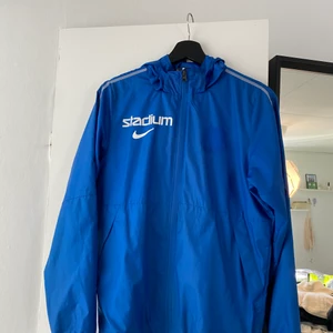 Nike vindjacka  - Vindjacka från Nike, perfekt att träna i, storlek XL i barn sitter som S
