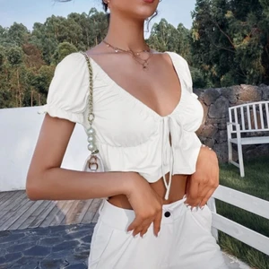 Supersöt topp - Superfin topp till sommaren☀️ säljer då jag av misstag beställde 2 stycken. Storlek xs. Hör av dig för fler bilder🥰