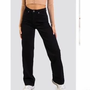 MADLDAY - Säljer dessa vida svarta jeans ifrån Madlady som är i storlek 32 längd 30 och är endast använd 2-3 gånger  💕 💕