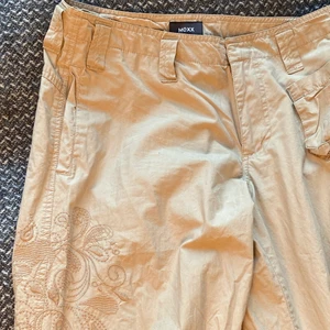 Lågmidjade cargopants med broderi  - Jättefina ”cargopants” från 00-talet. Låg midja och bra längd (jag är 179cm). Tunna och bra till sommaren! Jättefint broderi längs med ena byxbenet🤎