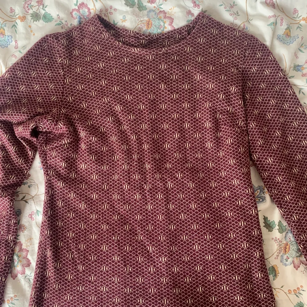 Detta är en äkta vintage långärmad tröja från 60-talet. Fint skick, inga tydliga tecken på användning. Väldigt tjockt materialet, vilket gör att den är ganska varm. Lila/vinröd färg med guldiga detaljer. Finns varken storlek eller märke på tröjan, men uppskattningsvis är den hemsydd och runt xs/s i storleken. . Tröjor & Koftor.