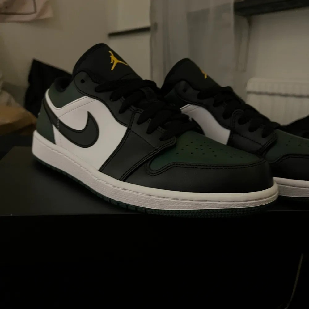 Helt nya och oanvända Jordans Air 1 Lows, Noble green/pollen/white/black. Storlek 42 eller 8.5 US. Hör gärna av er vid intresse här på Plick eller via sms 070 605 37 64. Med vänlig hälsning Todd! . Skor.