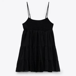 Zara klänning  - Jättefin svart klänning från zara! Justerbara band! Köparen står för frakt eller så möts jag i Stockholm 