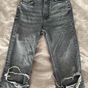 Jeans - Säljer dessa snygga och trendiga jeansen från zara. Använda ett par gånger. Skinnyfit men lite utsvängda i botten med slits. Köparen står för frakten. Kontakta mig för fler bilder.💕💕