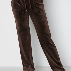 Bruna juicy byxor  - Säljer mina assnygga bruna juicy byxor. Dom är lite stora för mig och kommer därav knappt till andvändning. Men iprincip helt nya och i toppskick. Tänkte kolla om det finns någon som har intresse för dom eller möjligtvis skulle kunna tänka sig att byta dessa mot någon annan färg i XS💘💞💕säljer endast vid bra bud 