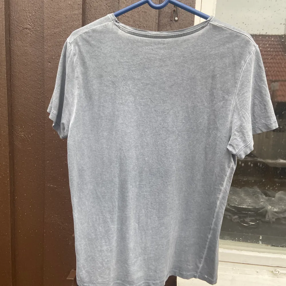 Perfekt om du är sugen på en grå snygg lång tröja till skolan t.ex. En perfekt till att styla vilka byxor som helst /köparen står för frakten:). T-shirts.