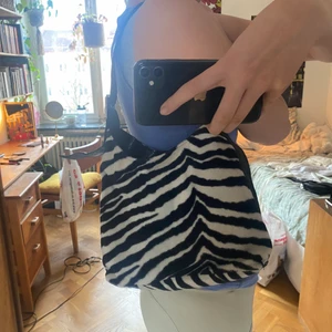 zebra axelväska - sjukt cool väska med zebrapälsmönster. gör alla outfits lite roligare. rymlig och bekväm att bära över axeln. 