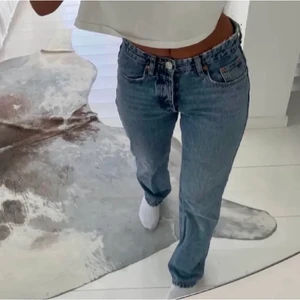 LÅNAD BILD!! Zara mid Rise jeans - Skriv privat för bilder! Frakt = 66 kr.                                                   Om det är många intresserade startas en budgivning!!💓