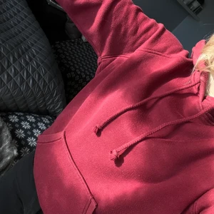 Vinröd bikbok hoodie - En jättefin vinröd hoodie från bikbok. Supernice passform och tjockt mysigt material. Säljer pågrund av att den aldrig använd längre. Använd men i bra skick, lite nopprig bara.