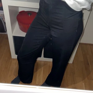 Kostymbyxor  - Kostymbyxor från bikbok i storlek 34/xs. Säljer pga att dem är lite förkorta. Raka i modellen. Använt fåtal gånger! Priset plus frakten!