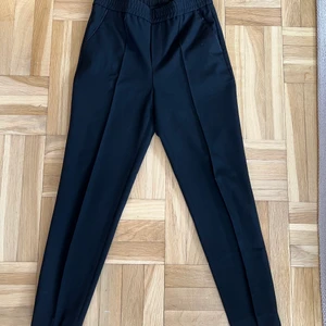 Svarta kostymbyxor från Filippa K - Svarta kostymbyxor från Filippa k i fint använt skick. Nypris 1700kr. Strl. XXS.