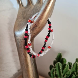 Pärl armband (2) - Inspirerat av låten Red Lights av Stray Kids. Extra pris för kedja + lås♡