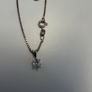 Supersnygga äkta silver halsband  - Super snygga halsband med hänge. Äkta silver. Ca 50cm . Mycket fint skick. 199 plus frakt 