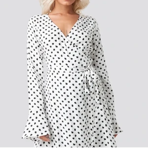 Klänning  - Säljer min jättefina prickiga sommarklänning från nakd💕💕