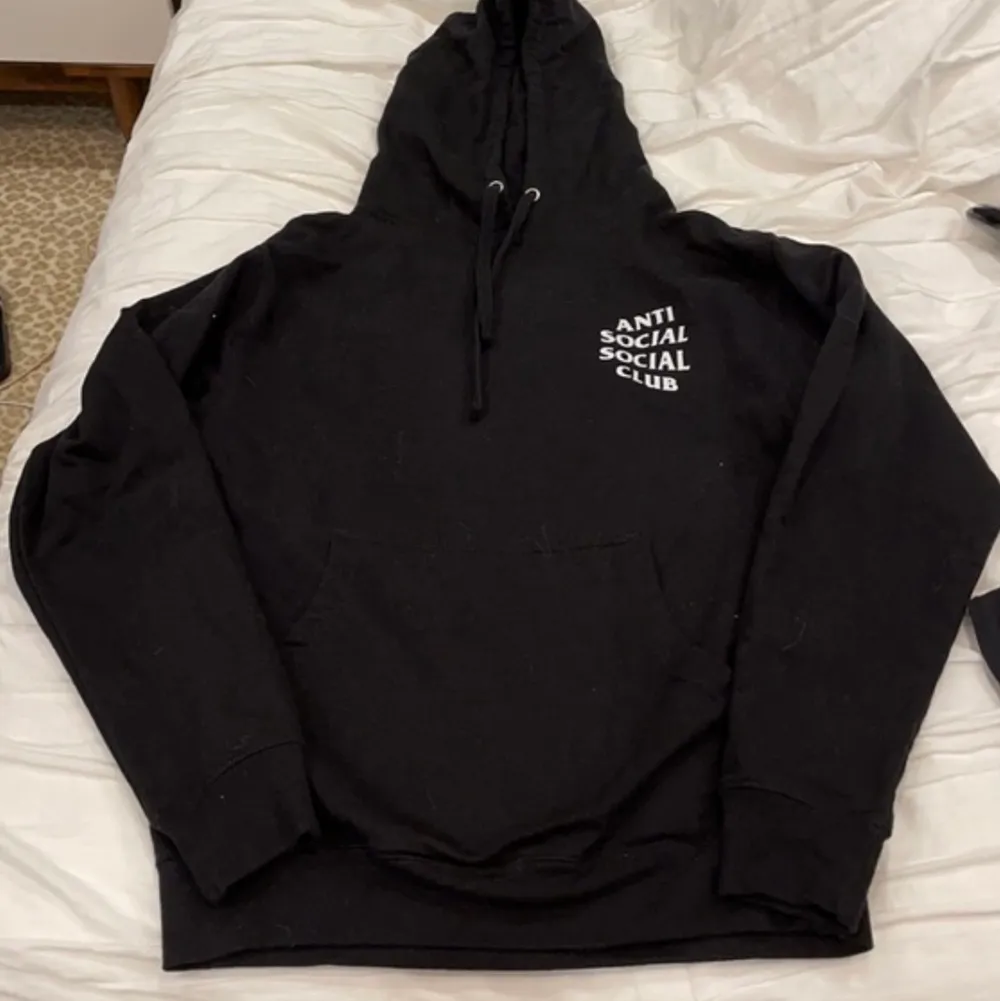 Säljer denna assc hoodien då jag inser att jag knappt använder den. Size M och true to size! Älskar fiten på deras hoodies och den är sjukt bekväm!. Hoodies.
