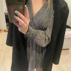 Klänning - Säljer en svin snygg zara klänning som är helt ny, prislapp kvar.  