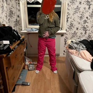 Täckbyxor - Säljer dom då dom inte går på. Gick dock nästan på mig som är 155cm lång💘  Dom är i fint skick och var väldigt bra när jag hade användning för dom♥️ Skriv om intresse💘💘