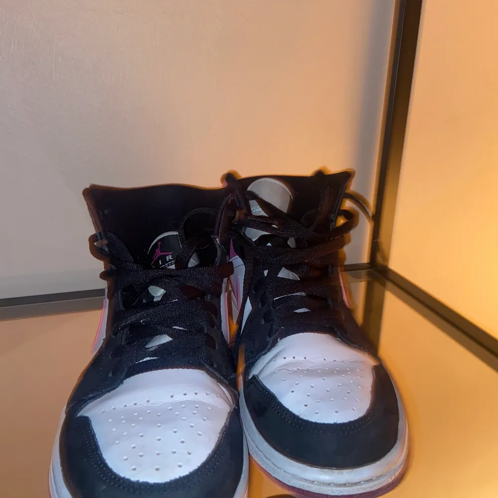 säljer dessa underbara Jordan stl 41 passar mig som har 41.5. Använda sparsamt ser nya ut. Låda finns köpte för 3.499 på restocks. Namn: jordan-1-mid-magenta. Bara skriva vid intresse pris går och diskutera. . Skor.