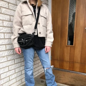 Beige jacka H&M - Säljer nu denna skit snygga beiga jacka för att den inte längre kommer till användning. Den köptes i slutet av förra sommaren för 399kr. Den är i bra skick. Skriv privat vid fler frågor eller ifall ni vill ha fler bilder💗