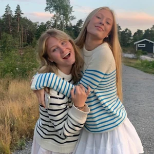 Blå randig tröja  - Säljer den blåa tröjan längst åt höger 💕 (lånade bilder) kom gärna privat med ett bud ni kan lägga på den. Om jag inte svarat er eller svarar er är det bara att skicka ett meddelande pågrund av att det är så många som skriver så hinner inte se❤️