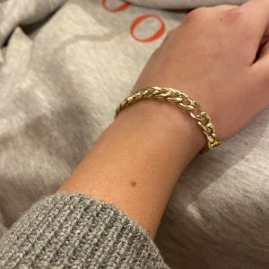 Guld kedja  - Fin guld kedja som inte kommer till andvändning