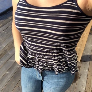 Randigt linne med volang nertill - Ett tunt blårandigt linne med en söt liten volang längst ner. Lätt att klä upp men även rätt avslappnad💕