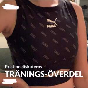 En lite mer täckande träningstopp från puma. Blankt material. Rekommenderar till någon som bär xs. Älskar passformen men den är lite för liten för just mig. Bekväm och stadig. Den är från en tidigare Bianca ingrosso kollektion tror jag haha❤️perfekt skick. Pris kan alltid diskuteras. 