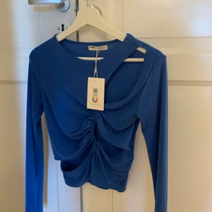 Festtopp  - Festtopp från Pull & Bear💙 storlek M men den passar en S. Slutsåld, aldrig använd. Köpt för 229kr 