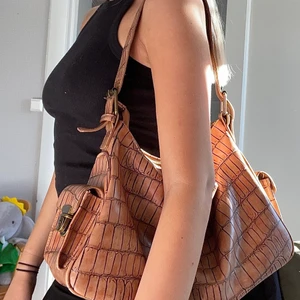 Snygg och rymlig väska säljs 🥰 - En väska I LOVE men slutat använda helt. Jag fick den av min mammas kompis och märket är milleni (?), inte hört talas om det men det är iaf i väldigt bra kvalité och den är rymlig som attans. Sjukt unik och bara sjukt snygg. Tyvärr är de några fläckar inne i väskan jag råkat skapa då jag spillt lite dricka och så (sista bilden)… kan skicka mer bilder på de om någon vill ha. Men annars är den hel o fin 💖