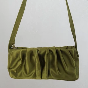 mindre handväska från jadedlndn - superfin väska som inte passar min stil! Nypris:400kr köparen står för frakt ✨✨