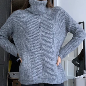 Grå turtleneck tröja från MANGO, strl S - ALDRIG ANVÄND ❤️