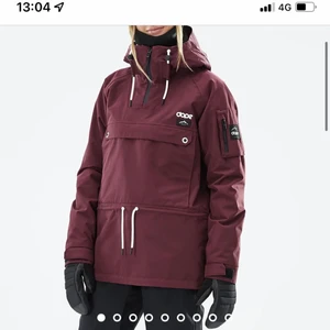 snygg skidjacka - Skidjacka från dope endast använd 1 gång. Den är i perfa skick och verkligen en så fin färg. Väldigt unik och snygg. Storlek xxs men stor i storleken så passar xxs-xs.  Har inte användning för den då jag åker så sällan. 