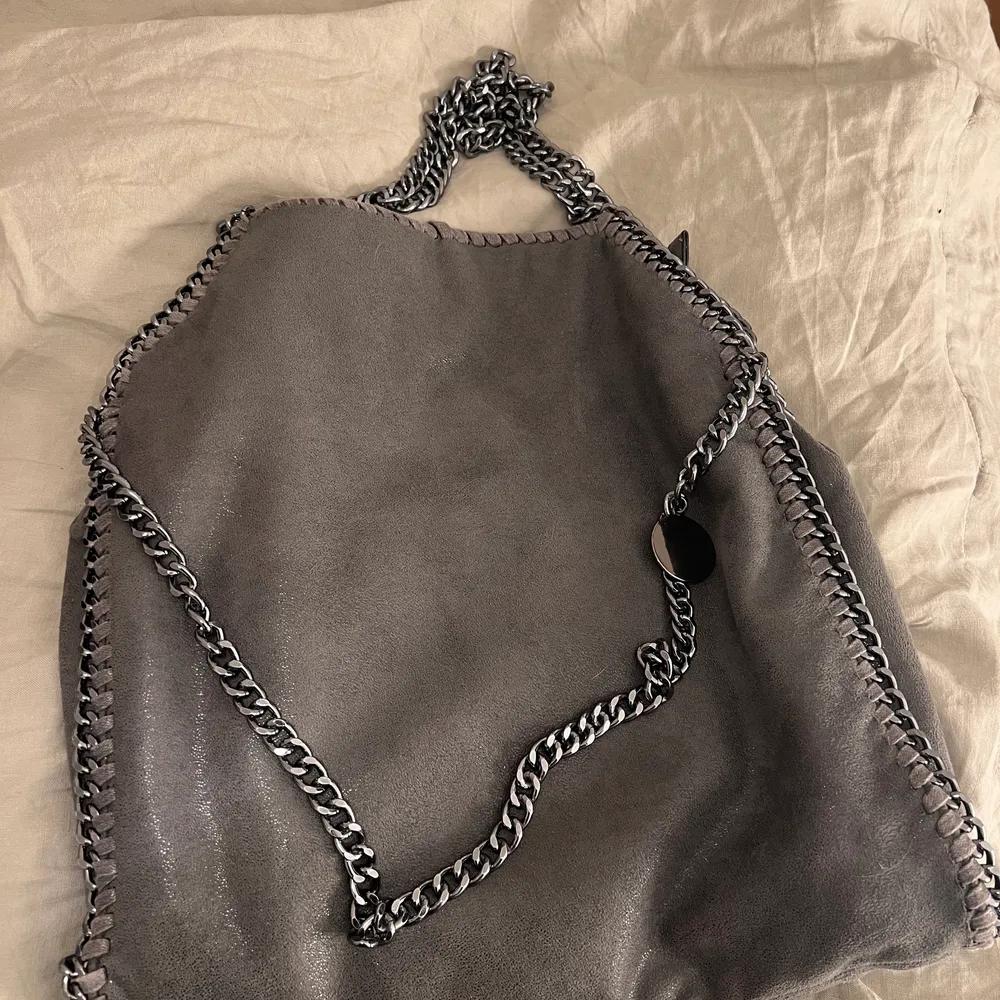 Liknande Stella väska i grå, stor storlek och i bra skick💕. Väskor.