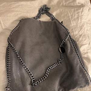 Liknande Stella väska i grå, stor storlek och i bra skick💕