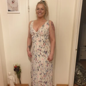 Långklänning  - Säljer en fin långklänning i stl S. Sparsamt använd och fin kvalite. Köparen står för frakten. 