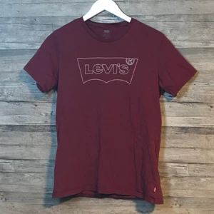 Levís T-shirt storlek s - Levís T-shirt i bra skick. Färgen den har ser man bäst på sista bilden. Köparen står för frakten.