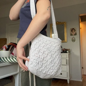 Over the shoulder stickad väska 🧳  - Super fin vit stickad väska med zip pockets och en liten rund necessär. Super söt och somrig, får plats med det mesta!💓