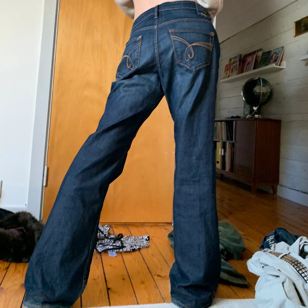 Suuuperfina esprit jeans. De är mörkblå och lågmidjade. Sitter jättefint och är perfekt längd på mig dom är 173. Köparen står för frakt! 😘😘😘😘. Jeans & Byxor.