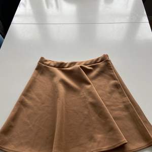 Jättesöt kjol från boohoo med väldigt skönt material! säljs eftersom den inte kommer till användning! 💓💓