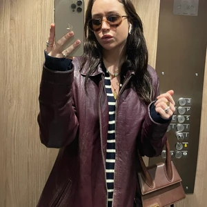 Vintage skinnjacka - Superfin skinnjacka i vinrött, vet inte storlek men är lite oversize på mig som är xs 