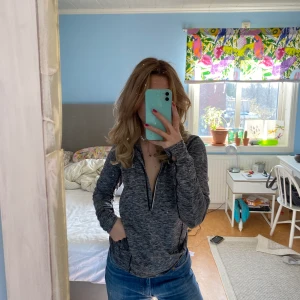 Hoodie med dragkedja - Grå hoodie med dragkedja. Storlek S. Nyskick