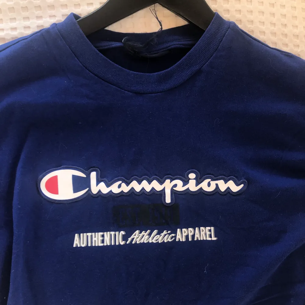 Electric blue champion-tshirt. Fint skick förutom att lappen är trasig, därför uppskattad storlek. Passar bra på mig som är en M, men passar även mindre storlekar om man vill ha den lite mer oversize!. T-shirts.