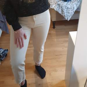 Snygga raka jeans från zara som tyvärr är förkorta på mig som är 170 cm. Storlek 38, 60 kr + frakt, kontakta vid intresse.